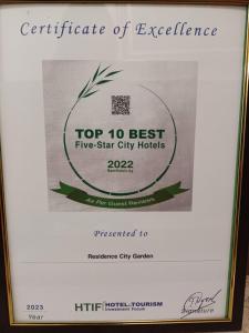 een certificaat van uitmuntendheid voor een top beste 5-sterren stadshotels bij Residence City Garden - Certificate of Excellence 3rd place in Top 10 BEST Five-Stars City Hotels for 2023 awarded by HTIF in Plovdiv