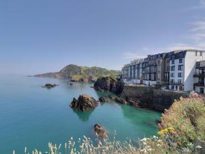 una vista de una masa de agua con edificios en Val's Seaview, en Ilfracombe