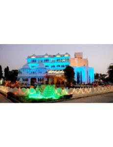 un edificio azul con luces delante en Hotel Padmini, Chittorgarh en Chittaurgarh