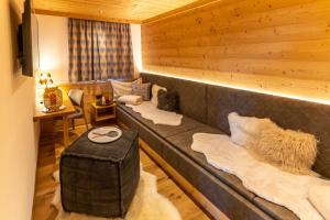ein Wohnzimmer mit einem Sofa und Kissen in der Unterkunft Madlhof in Himmelreich