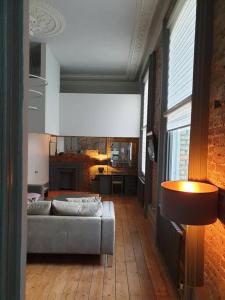 a living room with a couch in the middle of a room at 22 Stunning Large Loft - Great Location - Free Onsite Parking - Garden View- Quiet - Sleeps 3 in Brighton & Hove