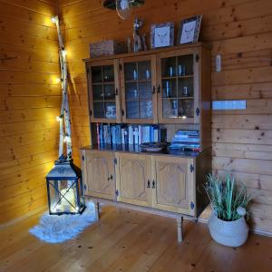 una camera con una parete in legno e una libreria. di Chatka Beskidzka a Targanice