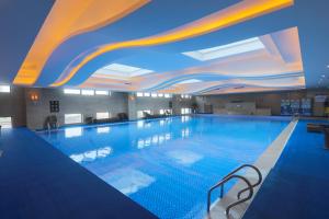ein großer Pool in einem Hotelzimmer in der Unterkunft Changzhou Yuanzhou Hotel in Changzhou