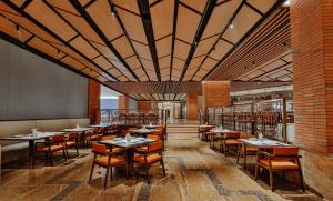 a restaurant with tables and chairs in a library at Changzhou Yuanzhou Hotel in Changzhou