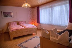 sypialnia z 2 łóżkami i oknem w obiekcie Ferienhaus Fisch 