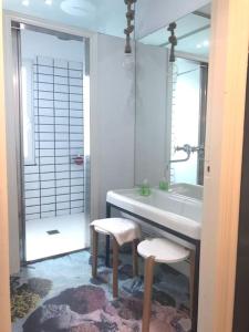 a bathroom with a tub and a sink and two stools at Edificio con vistas en Elantxobe + wifi in Elanchove