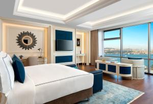 فندق The Ritz-Carlton, Istanbul at the Bosphorus في إسطنبول: غرفة نوم بسرير كبير ونافذة كبيرة