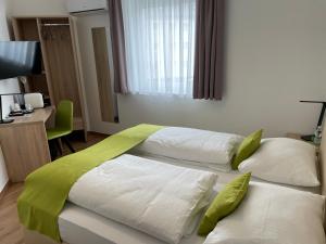 Postel nebo postele na pokoji v ubytování Hotel Garni Ilys Inn