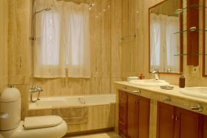 ein Badezimmer mit einem WC, einer Badewanne und einem Waschbecken in der Unterkunft Casa del Sol in Cieza