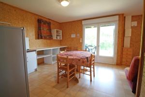 cocina con mesa y sillas en una habitación en Le mas - gite n°5 en Vaulry