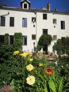 un bâtiment avec des fleurs devant lui dans l'établissement Das alte Zinshaus, à Knittelfeld