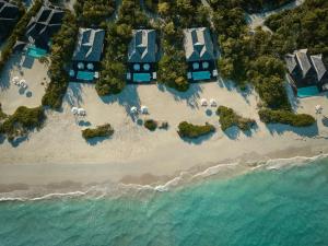 Sandy Point的住宿－鸚鵡洲COMO酒店，海滩上的度假村的空中景观
