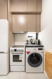Dapur atau dapur kecil di Cute tiny apartment in the heart of Flisvos