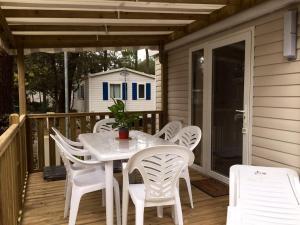 Balkón alebo terasa v ubytovaní Bungalow convivial à Saint-Brevin-les-Pins avec piscine - 32 m²