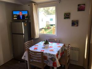 Televízia a/alebo spoločenská miestnosť v ubytovaní Bungalow convivial à Saint-Brevin-les-Pins avec piscine - 32 m²