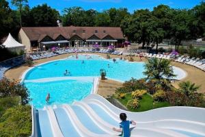 Bazén v ubytovaní Bungalow convivial à Saint-Brevin-les-Pins avec piscine - 32 m² alebo v jeho blízkosti + 8 fotografií