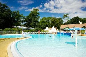 Bazén v ubytovaní Bungalow convivial à Saint-Brevin-les-Pins avec piscine - 32 m² alebo v jeho blízkosti