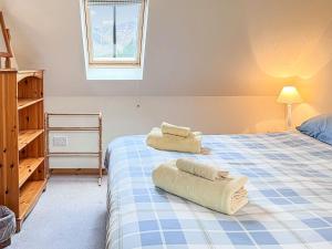 ein Schlafzimmer mit einem Bett mit Handtüchern darauf in der Unterkunft The Old Post Office in Arnisdale
