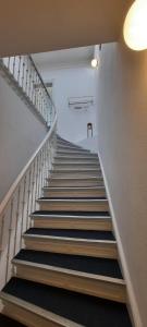 - un escalier dans un bâtiment aux murs blancs dans l'établissement Apartments City Center 8, à Hambourg