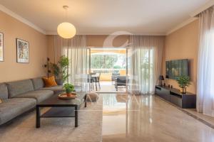 un soggiorno con divano e tavolo di Hacienda Playa a Marbella