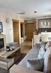 un salon avec un canapé et une table dans l'établissement Apartman FilaLux, à Zlatibor