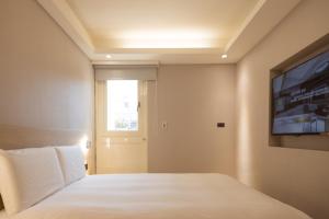 Giường trong phòng chung tại 旅居文旅板橋驛站-湳雅夜市館Hub Hotel Banqiao inn-Nanya Night Market Branch