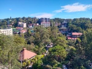 una vista aérea de una ciudad con árboles y edificios en Mega tower 3 staycation en Baguio