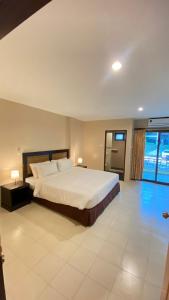 象島的住宿－Du-sila Hotel kohchang，一间卧室设有一张大床和一个大窗户