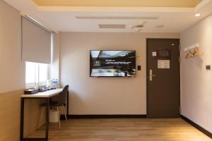 TV a/nebo společenská místnost v ubytování 旅居文旅板橋驛站-湳雅夜市館Hub Hotel Banqiao inn-Nanya Night Market Branch