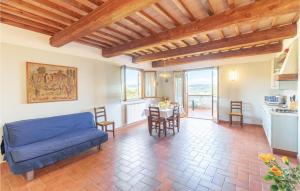 PapianoにあるSeranna 4のリビングルーム(青いソファ、テーブル付)