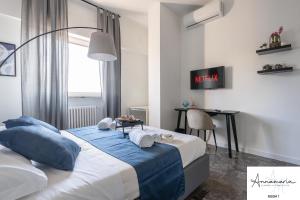 ein Schlafzimmer mit einem Bett und einem Schreibtisch. in der Unterkunft Annamaria - Central Station Charming accommodation in Bari
