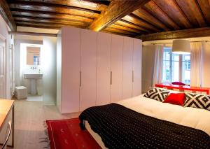 1 dormitorio con 1 cama grande y armarios blancos en FishSquare, en Liubliana