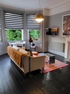9 Modern Classic - Spacious One Bed Apartment - Great Location - Free onsite Parking - Comfy Bed في برايتون أند هوف: غرفة معيشة مع أريكة وتلفزيون