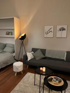 FeWo Taubenstern في شفيرين: غرفة معيشة مع أريكة وسرير