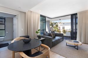 un soggiorno con divano e tavolo di Casa on Bantry by Totalstay a Città del Capo