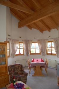 ein Wohnzimmer mit einem Tisch und einem Sofa in der Unterkunft Ferienwohnungen Haus Reineck in Bayerisch Eisenstein