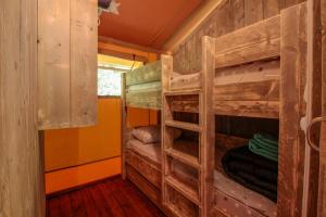 a bedroom with two bunk beds in a cabin at Parc de vacances La Draille in Souillac