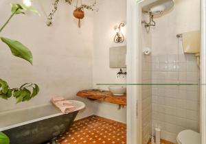 バルガにあるLa Limonaia di Casagrandeのバスルーム(バスタブ、トイレ、シンク付)