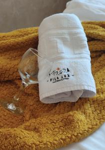 une chaussette et une serviette sur une serviette avec un verre à vin dans l'établissement Apartman FilaLux, à Zlatibor