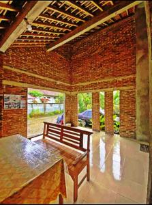 a brick room with a bench and a brick wall at Homestay Bukit Dagi Borobudur in Borobudur