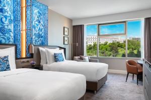 una camera d'albergo con due letti e una finestra di The Ritz-Carlton, Istanbul at the Bosphorus a Istanbul
