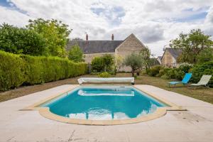 einen Pool im Hof eines Hauses in der Unterkunft Maison Meslaie - Maison pour 8 avec piscine in Beaumont-en-Véron