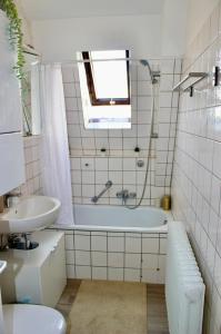 A bathroom at Penthouse - Zentral, Geräumig, Küche, Waschmaschine, Netflix