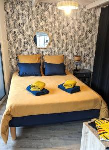 - une chambre avec un lit et 2 oreillers jaunes dans l'établissement Le moulin de Thiers-lamaisondefrancois03, à Thiers