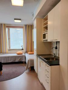 Cette petite chambre comprend une cuisine et un lit. dans l'établissement Hostel Teopolis, à Tampere