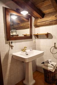 a bathroom with a sink and a mirror at La casa del Rollo in Pasarón