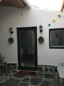 a room with a white wall with a glass door at Casinha da Estrela in Arraiolos