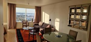 Panoramic Studio Apartment with stunning view - Free Parking في ريكيافيك: غرفة معيشة مع طاولة وأريكة