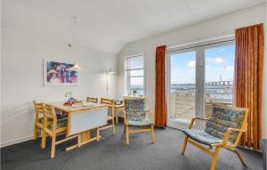 d'une salle à manger avec une table, des chaises et une fenêtre. dans l'établissement Amazing Apartment In Rudkbing With Wifi, à Rudkøbing