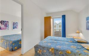 sypialnia z łóżkiem i oknem w obiekcie Amazing Apartment In Rudkbing With Wifi w mieście Rudkøbing